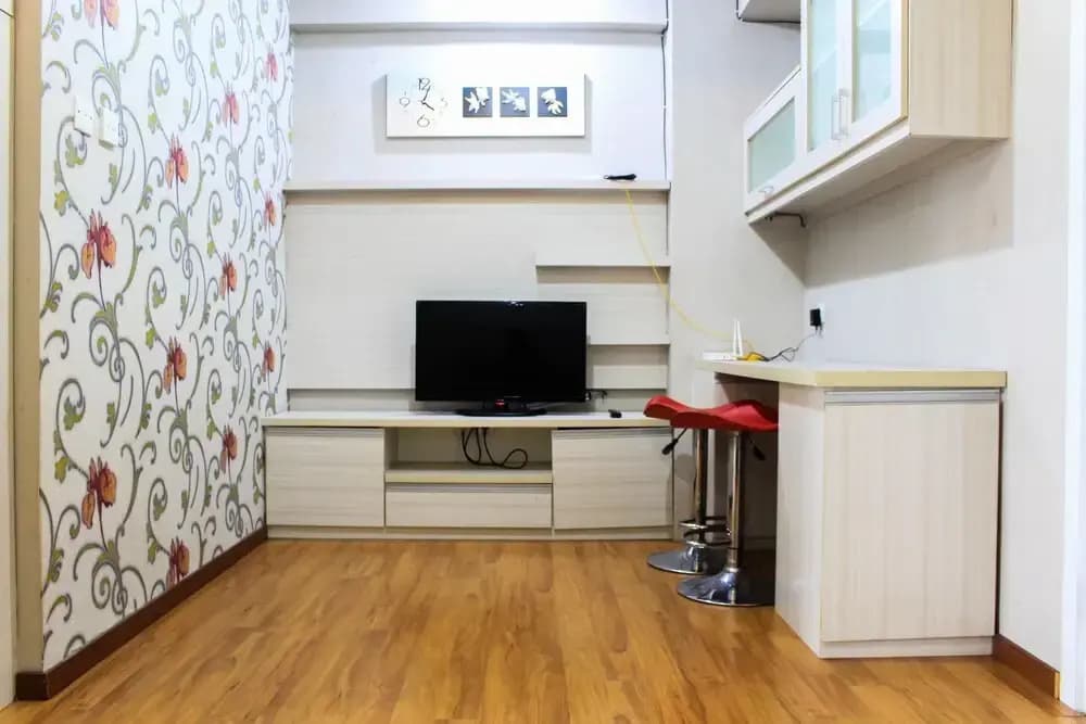 Fully Furnished and Cozy Design 1BR Green Pramuka Apartment - photo 2
