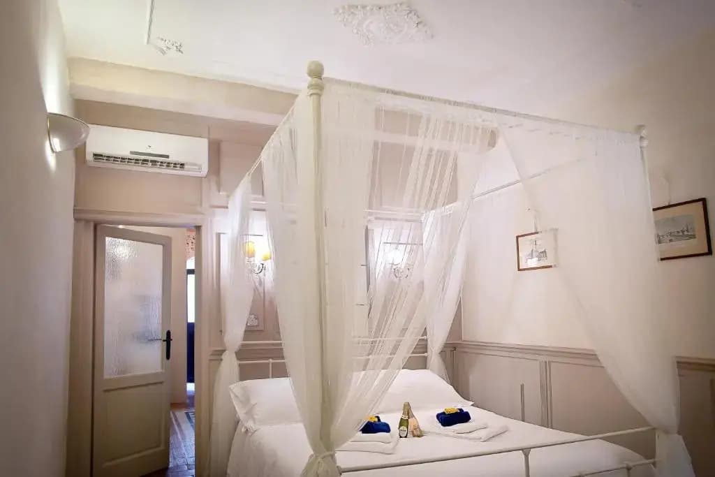 Oltrarno Florence Apartment - photo 3