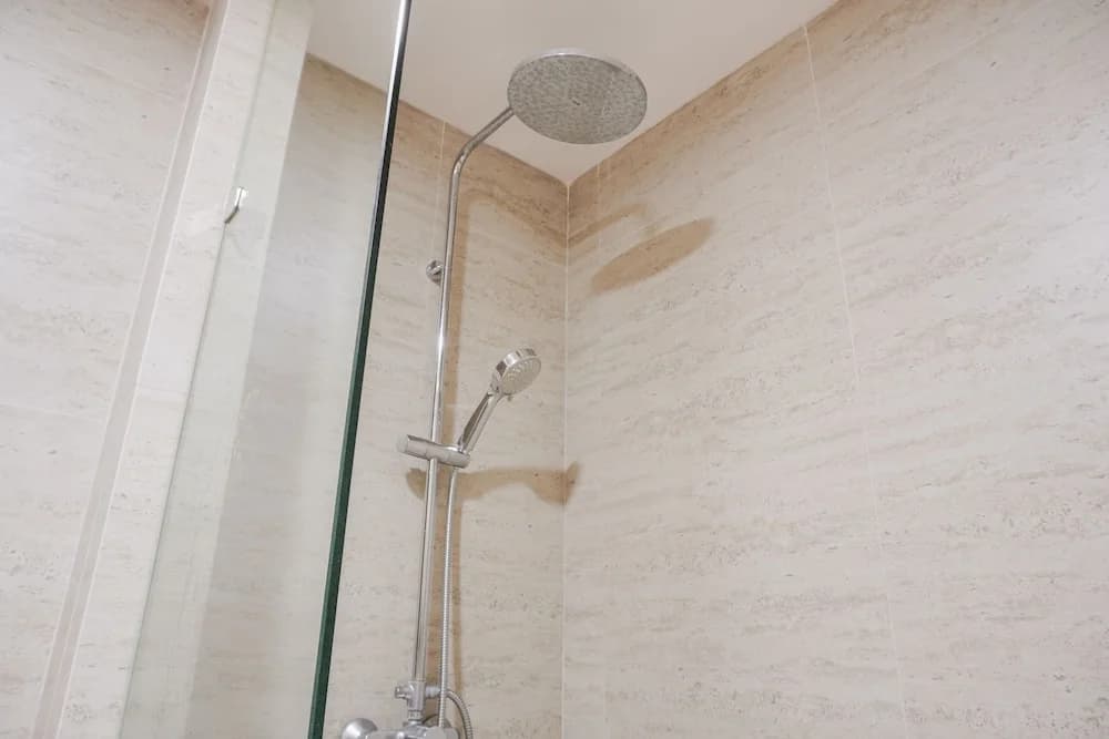 Stunning And Strategic 2Br Gold Coast Apartment Near Pik - photo 8