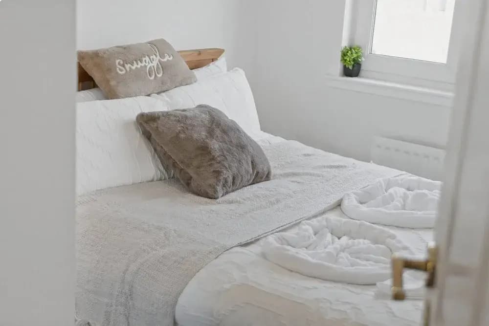 Cozy Edinburgh 2BR With CAR Parking - photo 4