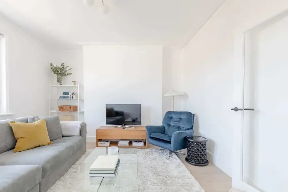 Sleek Scandi-inspired 2BD Flat, Fulham - photo 20