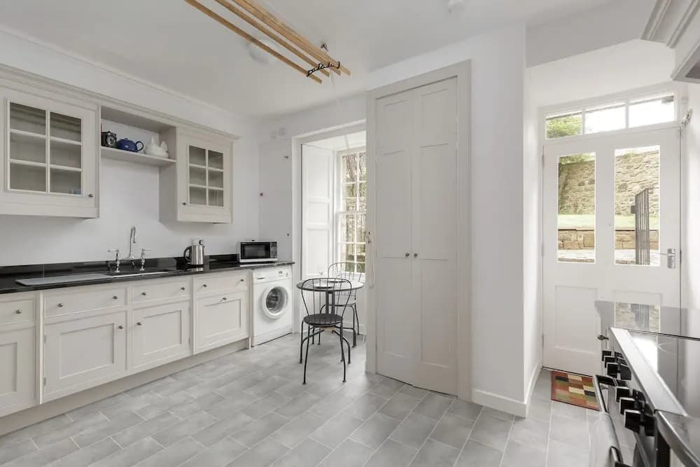 Classic Main Door Entry 2-bedroom New Town Apartment with Garden - photo 16