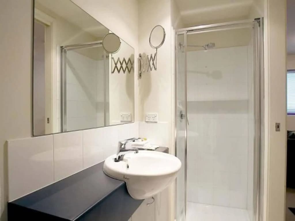 Plum Carlton Serviced Apartments - photo 8