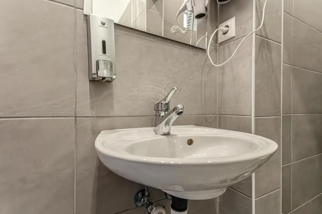 Gorgeous 1BR Apt near AKH Hospital - photo 10