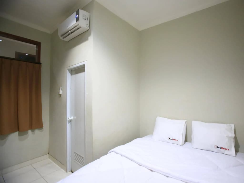RedDoorz Karet Pedurenan - photo 3