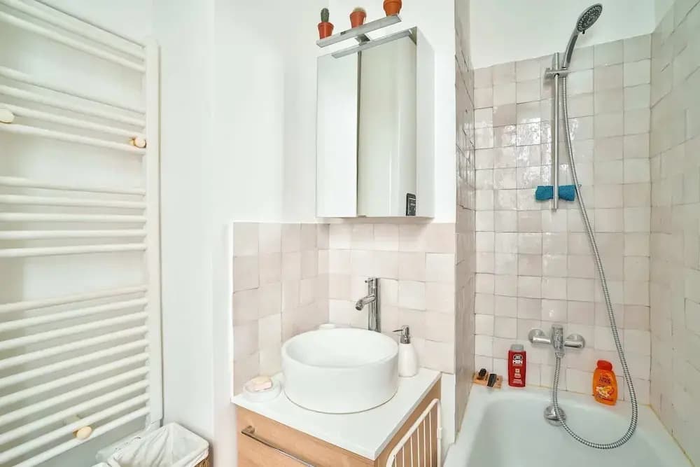 Charming 2 Room Apartment Near Square Louise-michel - photo 8