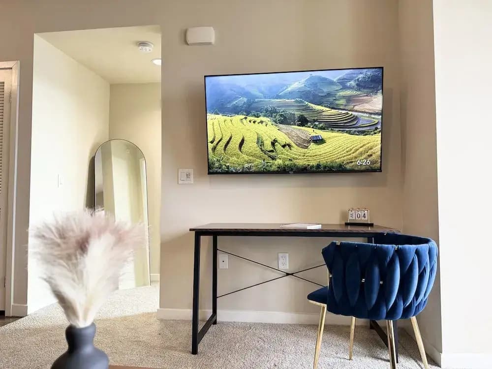 Beautiful 1 BR in LA Gym Pool 10mins to Cedar - photo 4