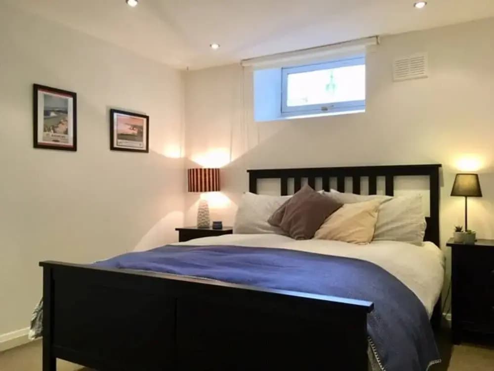Spacious 3 Bedroom Flat in a Charming Location - photo 11