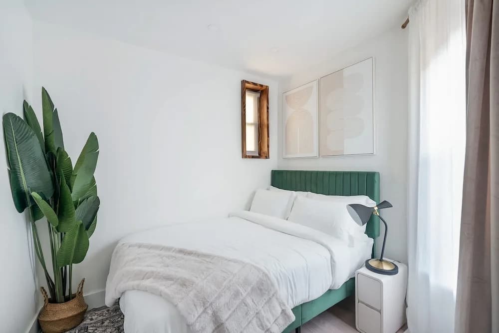 48-3fe 2BR Prime Midtown West - photo 1