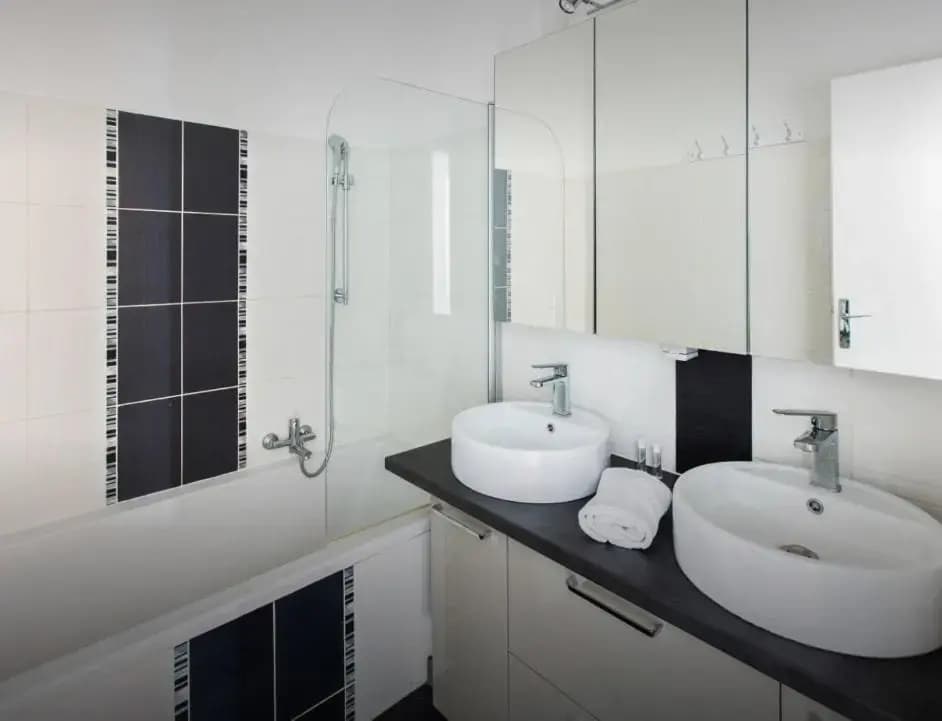 Stunning 2 bed Flat Nice front of the beach Seaview - photo 6