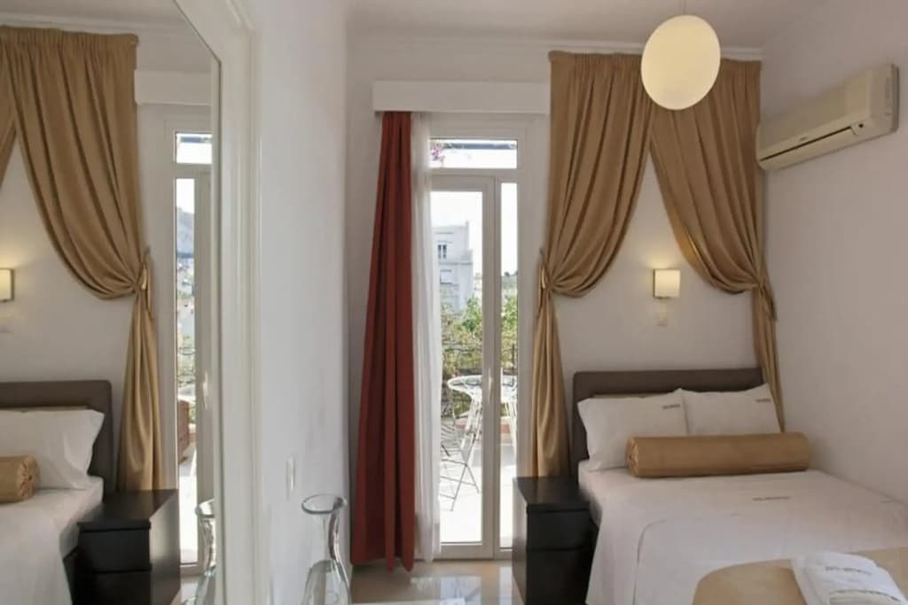 Metropolis Hotel - photo 2