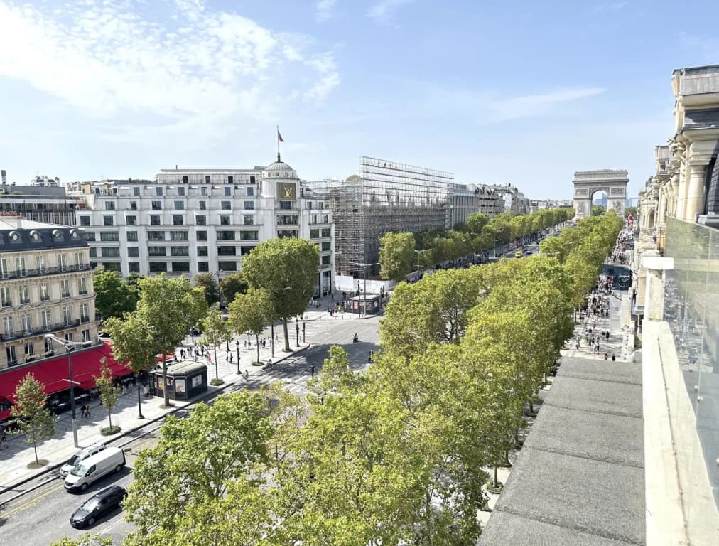 1610B - Stunning studio with Champs Elysées Views! - photo 13
