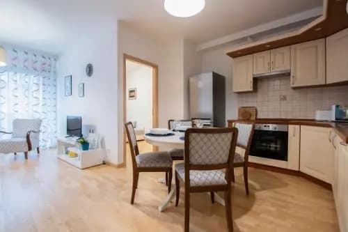 Modern 3 Br Apt with Balcony - photo 12