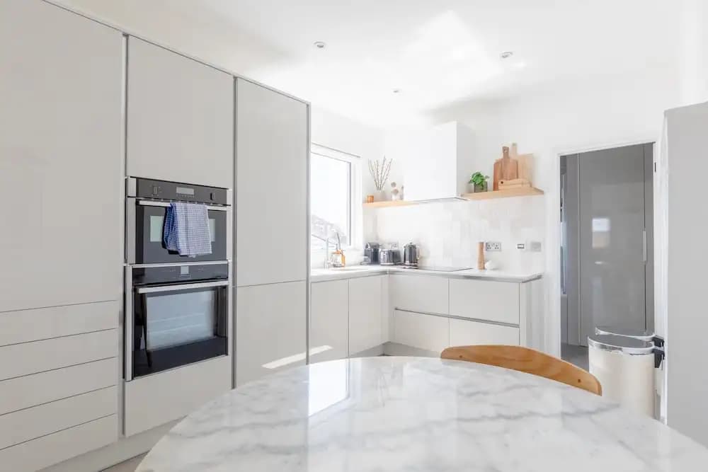 Sleek Scandi-inspired 2BD Flat, Fulham - photo 15