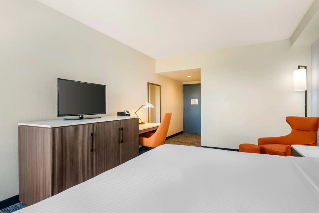 Best Western Plus Universal Inn - photo 4