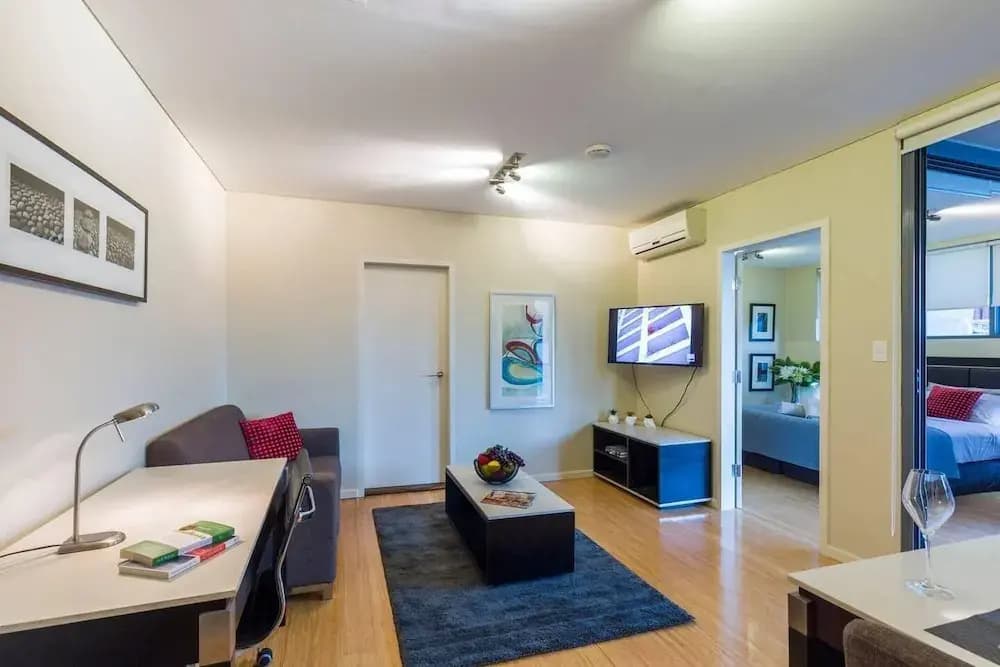 Spacious One Bedder in Sydney’s Hotspot Location - photo 5
