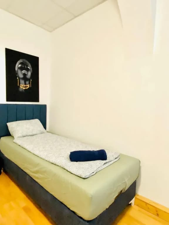 Stylish Shared 3-Bedroom Stay Near City - photo 2
