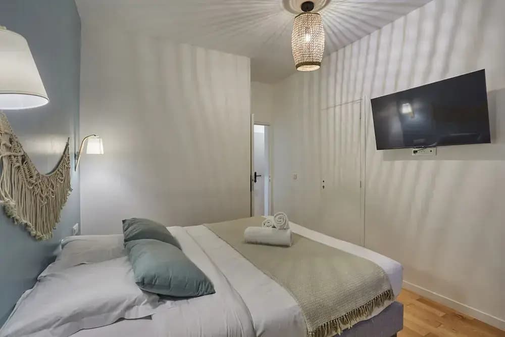 Apartment Located in the Center of Paris - photo 2