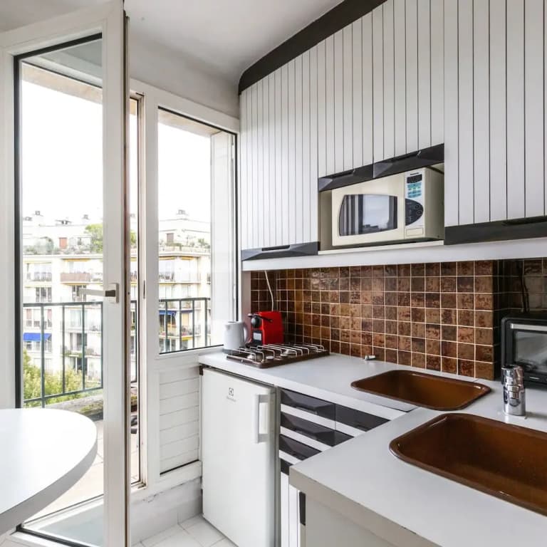 Amiral View Great 1 Bedroom Apartment in Paris - photo 14