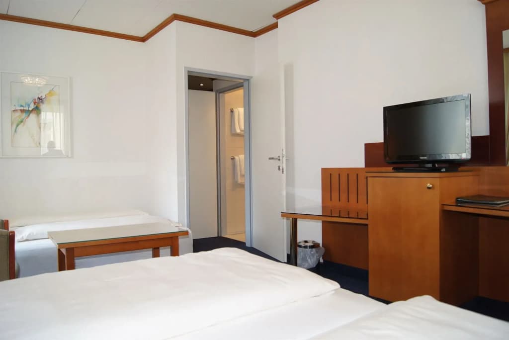 The Weekend Hotel - photo 2