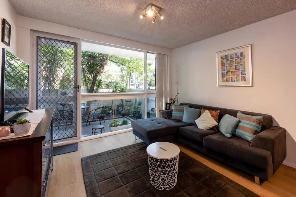 Beautiful 2-bed Unit in St Kilda West w/ Parking - photo 5