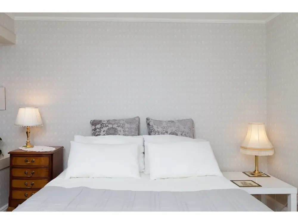 Chic + Shore-side: 17th Century Home With Parking! - photo 5