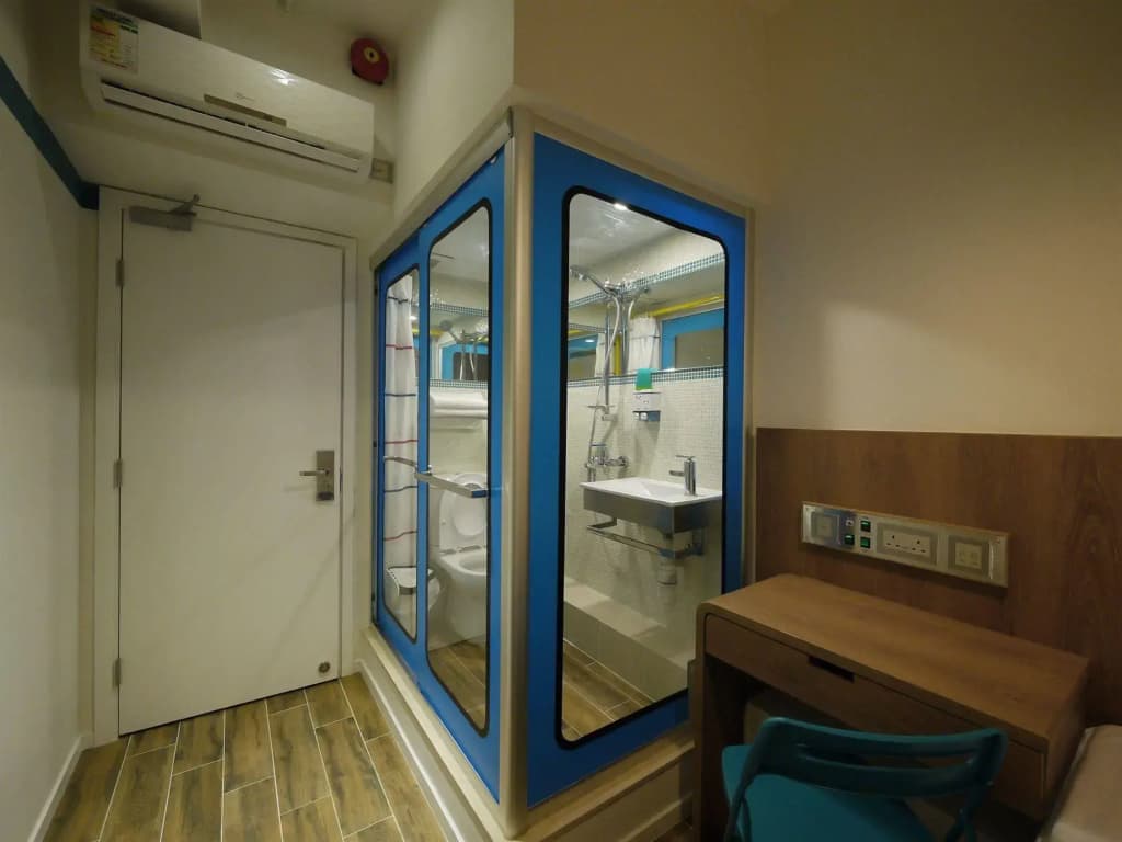 Panda's Hostel - Hot Dog Bus - photo 3