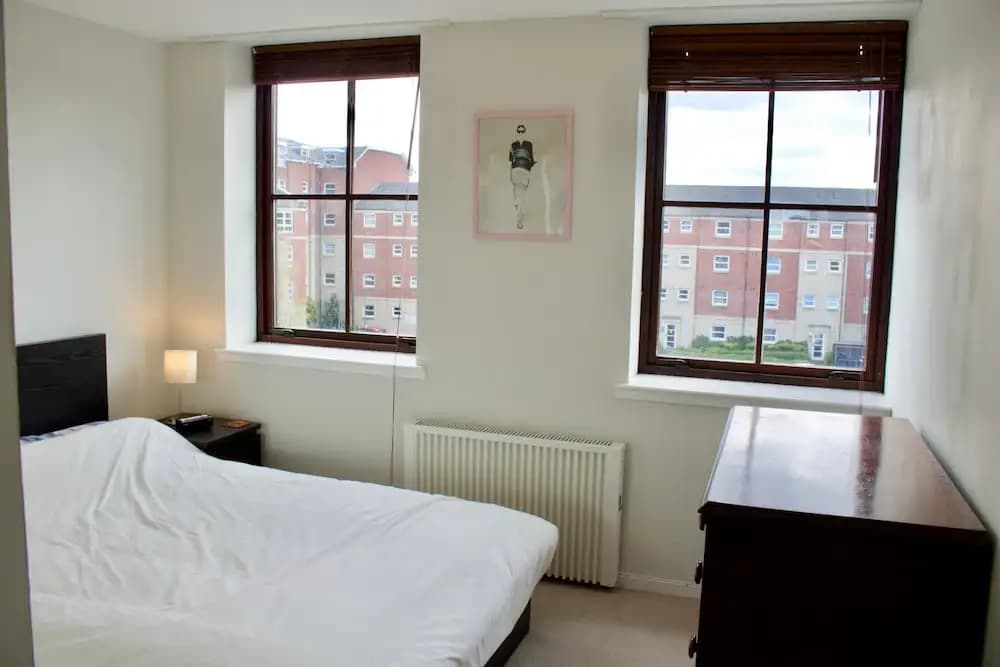 Spacious 2 Bedroom Flat - photo 2