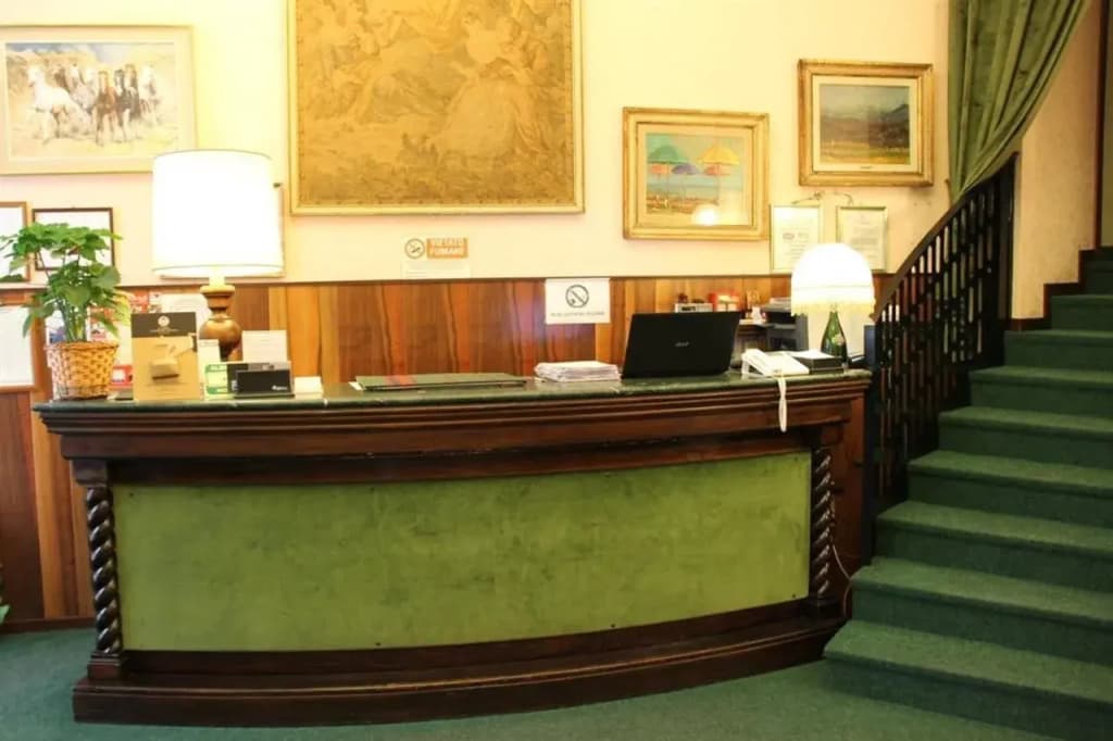 London Hotel - photo 2
