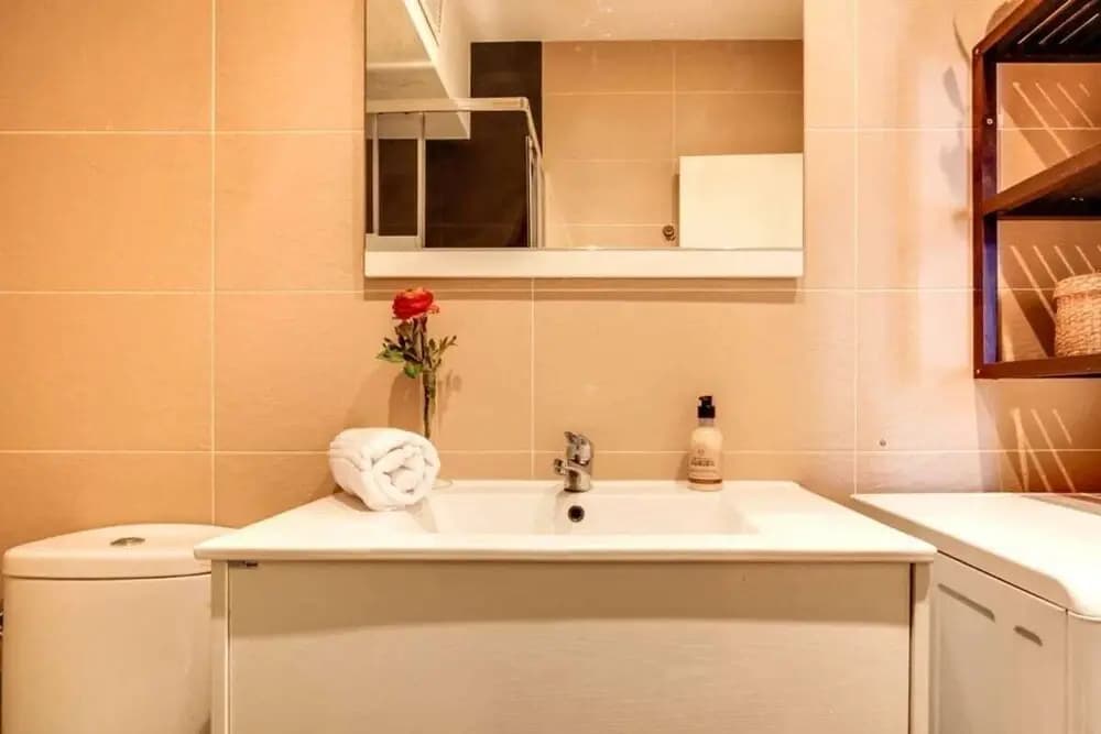Modern 2 Bed Flat in Trendy Poble Sec - photo 10