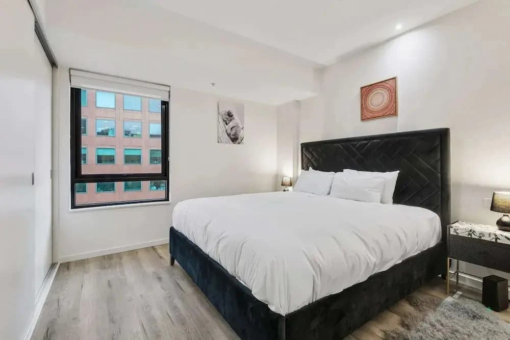 Central Southbank 1-bed Apartment - photo 3
