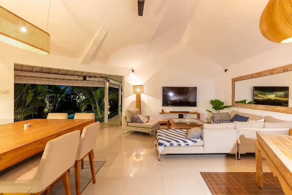 3BR Charming Villa 2 Minutes From Berawa Beach - photo 3