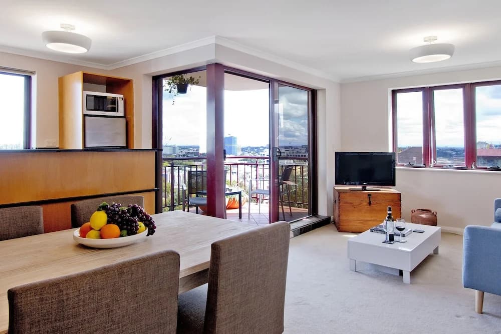 Expansive Views From Sydney 1 Bedroom Apartment - photo 2