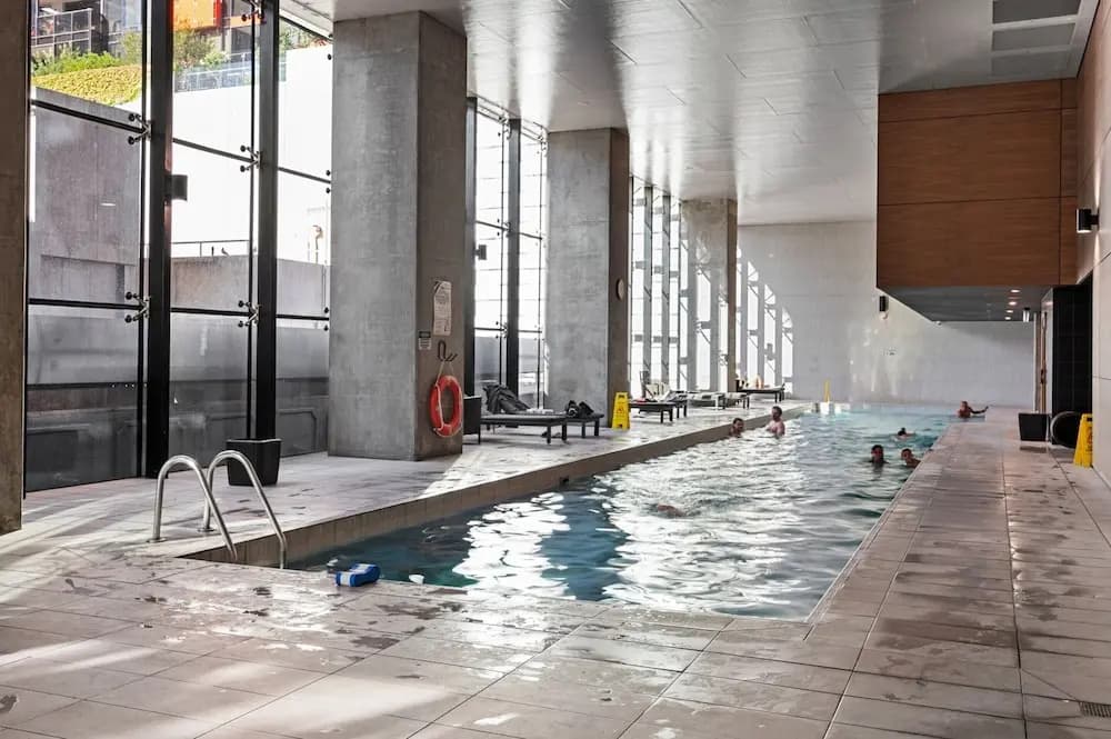 2-bed High-rise Apartment With Pool & Gym - photo 10