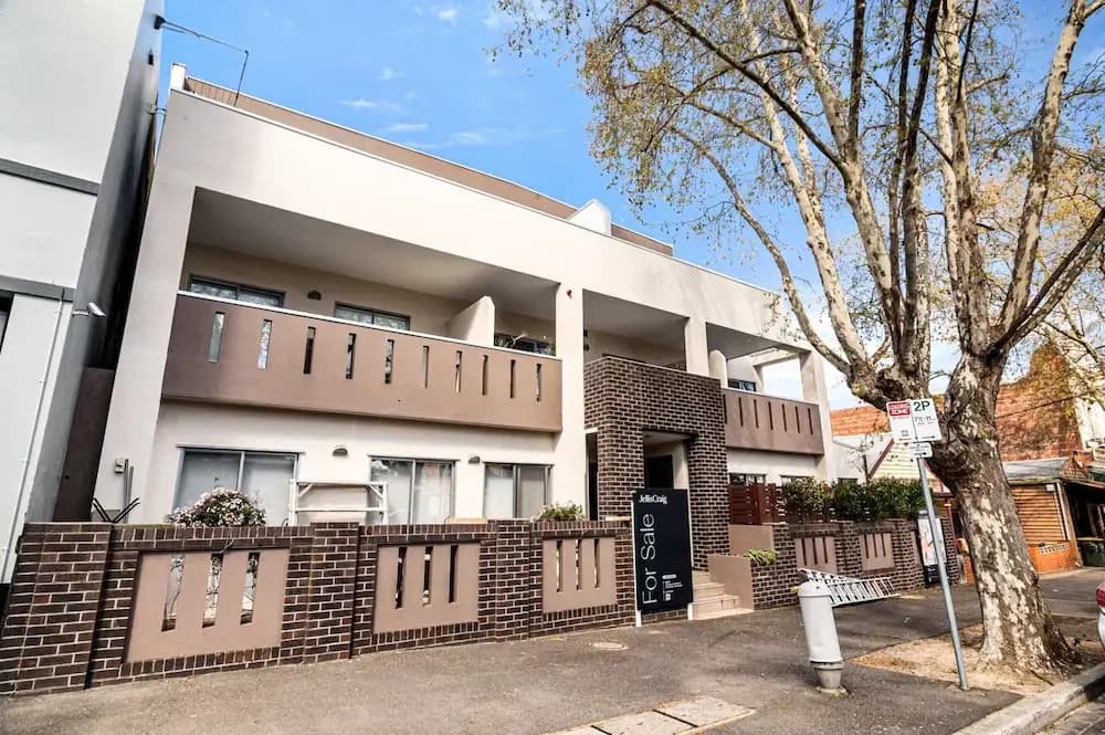 Bright 2-bed Flat With Balcony in Kensington - photo 1