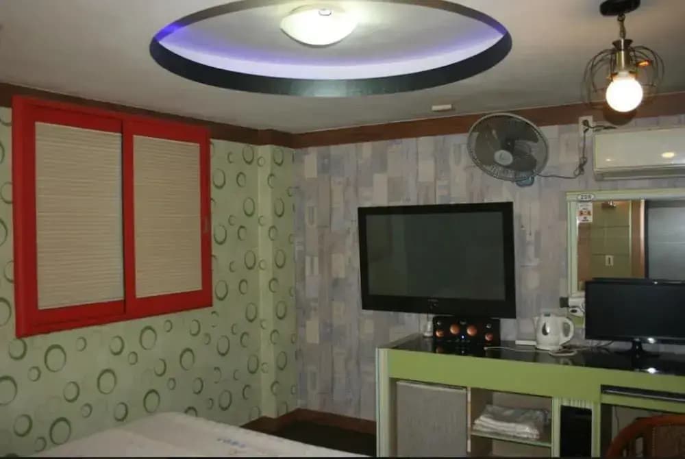 Renaissance Motel - photo 10