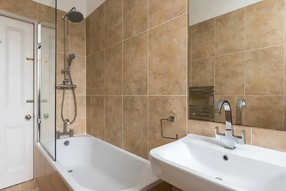 Sleek and Modern 2BR Home Near City Centre - photo 7