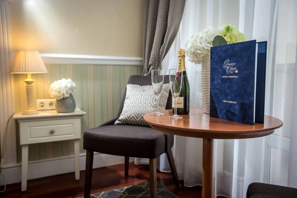 Queen's Court Hotel & Residence - photo 6