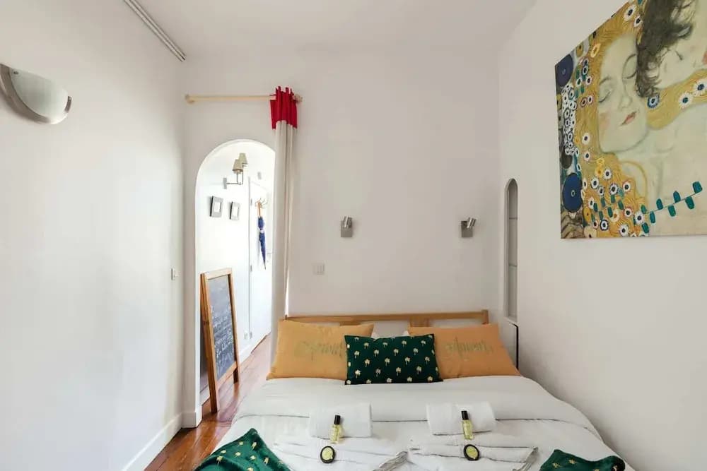 Quaint Apartment With Rooftop Views of Montmarte - photo 2