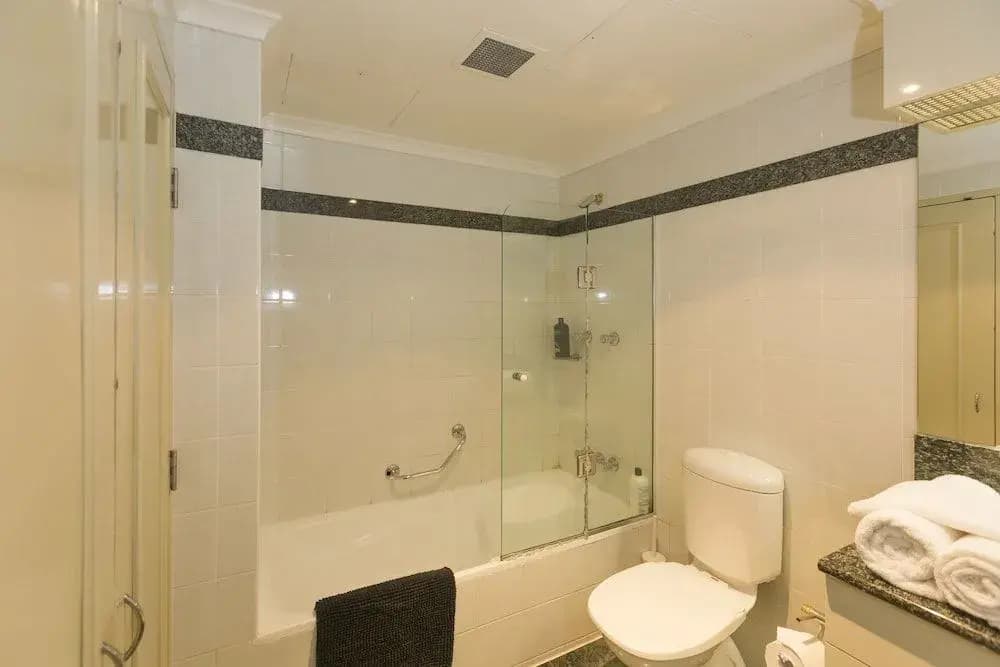 Stunning 2 Bedroom Apartment - photo 8