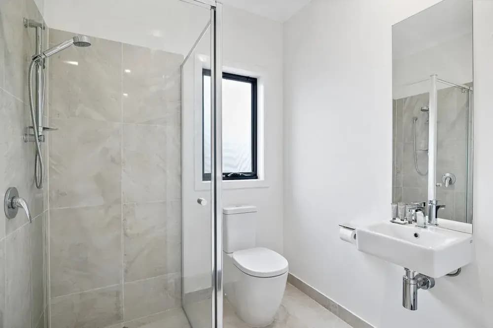 Spacious 5-bed Home in Peaceful Point Cook - photo 3