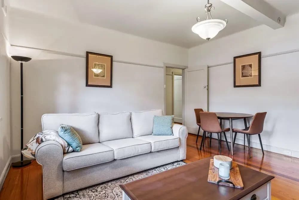Charming 2-bed Apartment With Fireplace & Parking - photo 5