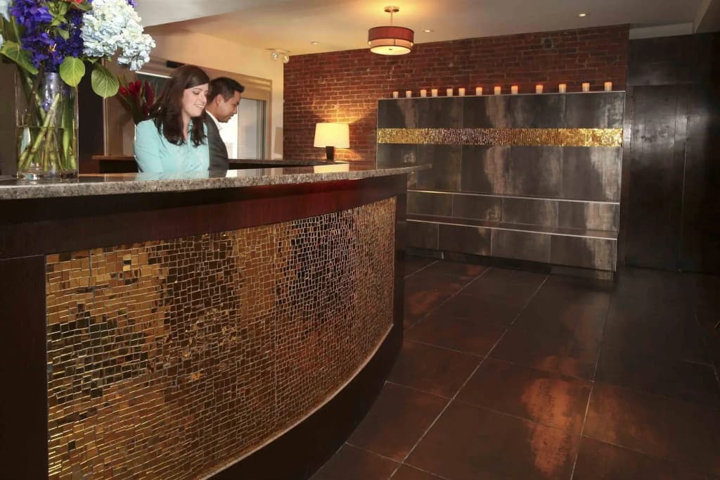Broadway Hotel and Hostel - photo 16