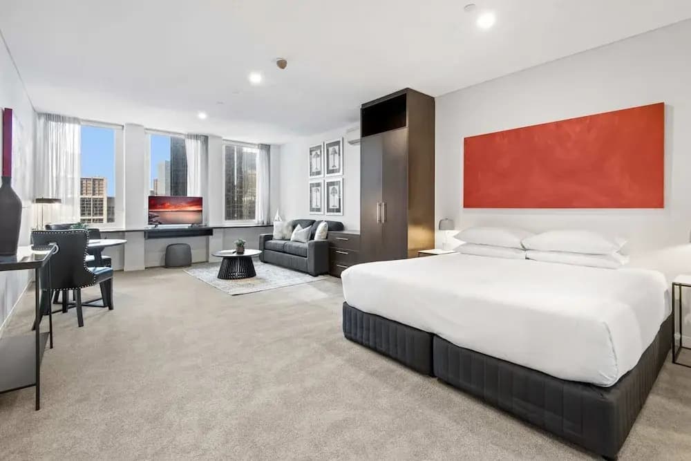 Charming 1-bed Central Studio Apartment - photo 1