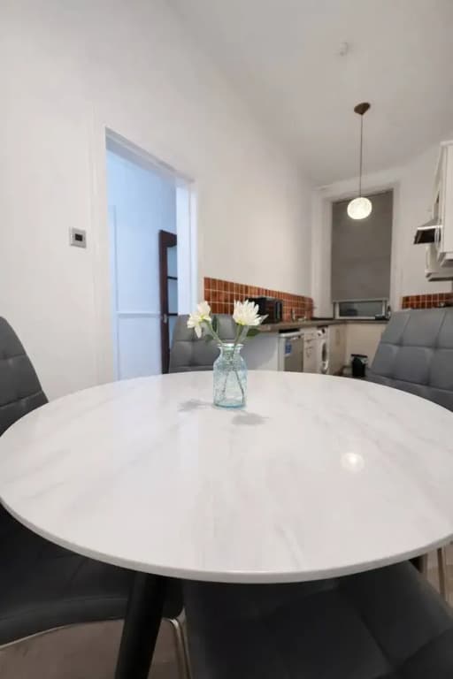 Spacious Easter Road 2BR Apartment - photo 9