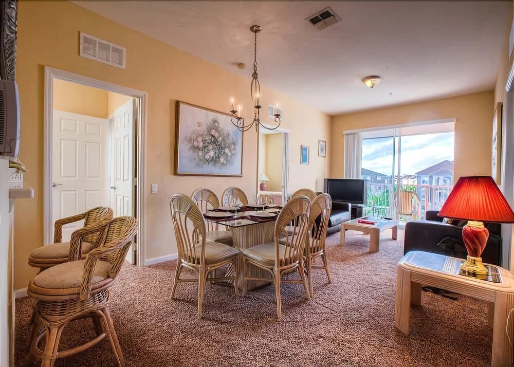 Newly Remodeled Lakeview Penthouse, Near Conv. Ctr - photo 2