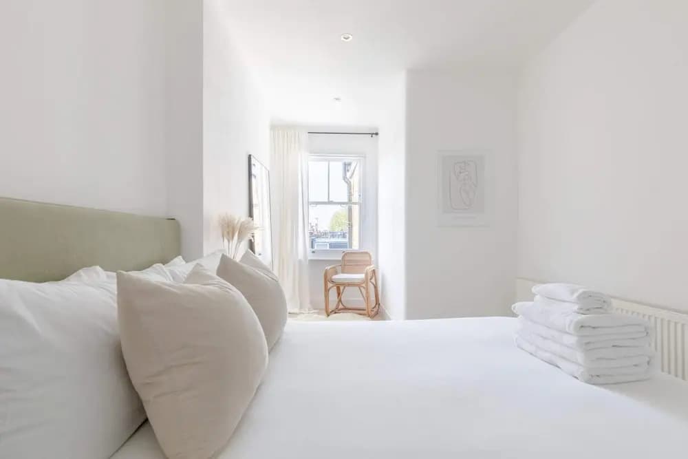 Sleek Scandi-inspired 2BD Flat, Fulham - photo 4