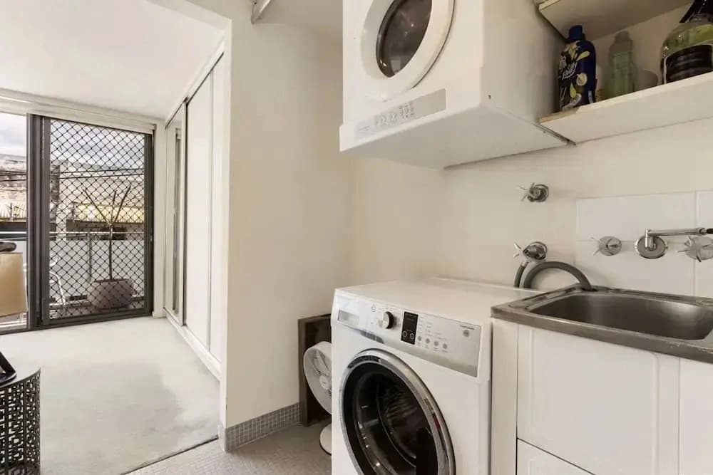Poolside Apartment Opposite Redfern Park - photo 14