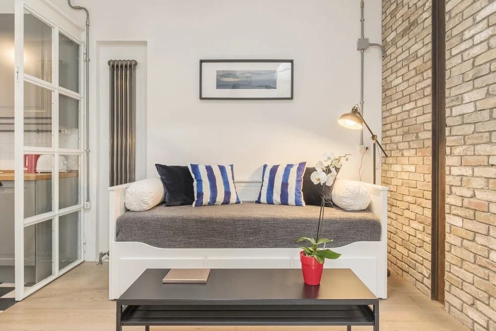 Cosy Modern Studio Flat Close to Metro Piramide - photo 5