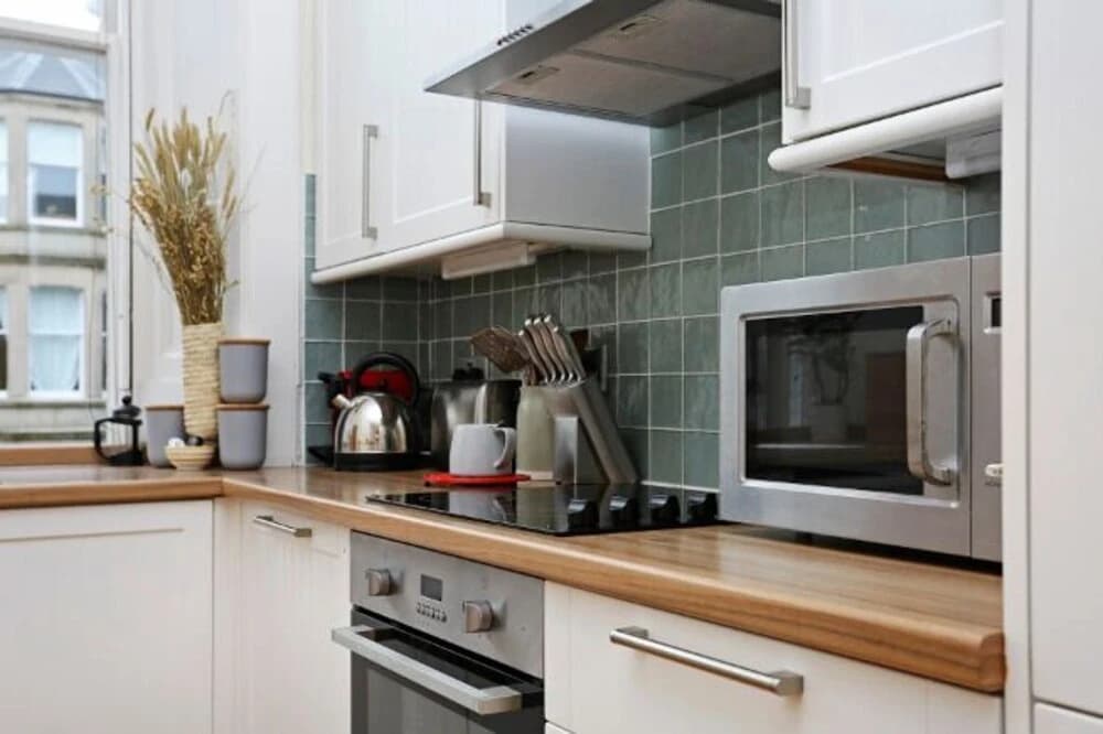 Traditional Scottish Flat with Fireplace - photo 10